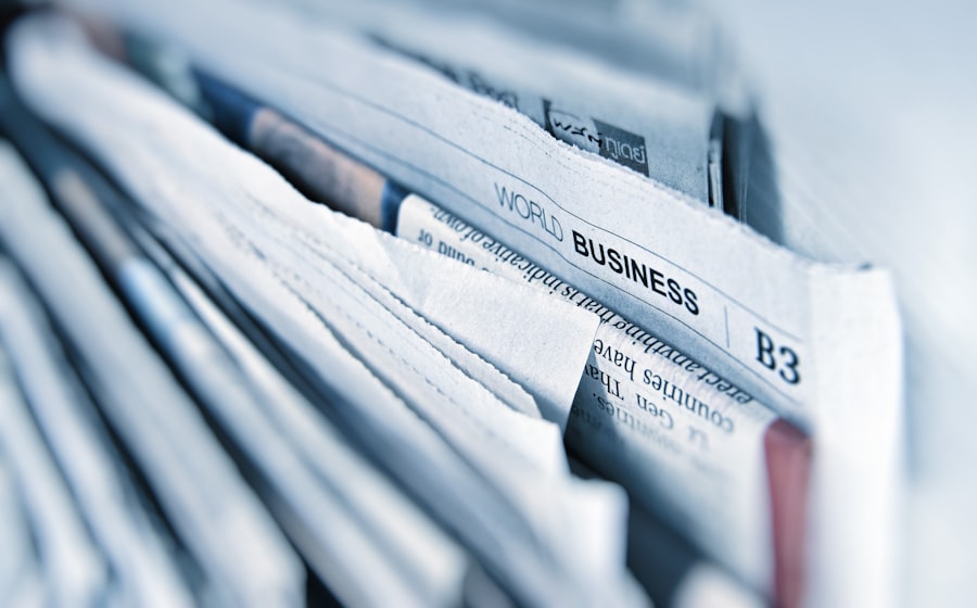 Stos gazet i prasy jako symbol wiarygodnych źródeł informacji
